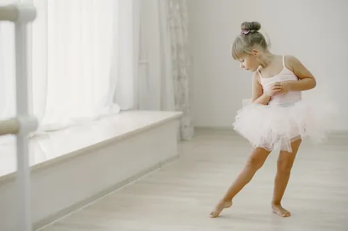 Petites-ballerines-costume-ballet-rose-enfant-dans-pointe-danse-dans-salle-enfant-cours-danse_